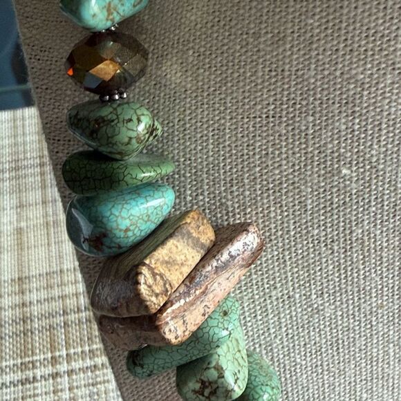 Turquoise Howlite, Agate & Faceted AB Crystals on Silver Tone Necklace. - Picture 7 of 8